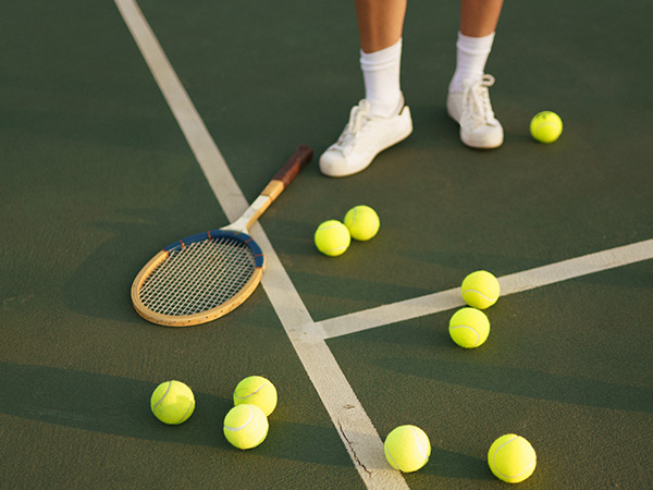 Tennisrack och tennisbollar